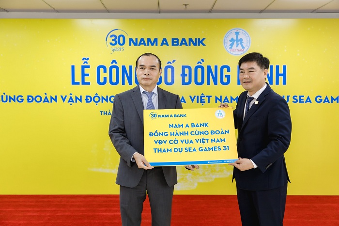 Ông Lê Anh Tú, Phó Tổng Giám Đốc Nam Á Bank (ảnh phải) trao tặng bảng tượng trưng cho đại diện Liên đoàn Cờ Việt Nam